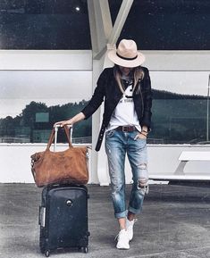 VOGUE WORLDWIDE on Instagram: “@lookandchic 🖤 #vogue__worldwide Check link in bio” Street Style Jeans, Casual Styles, Urban Street Style, Airport Outfit, Jeans Boyfriend, Street Styles, Outfits Casuales