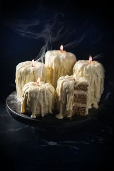 Creative Halloween Dessert Ideas, Classy Halloween Desserts, Pretty Halloween Cakes, Savory Birthday Cake Alternatives, Gothic Recipes, Halloween Scary Food, Witch Themed Food, Gothic Desserts, Vampire Party Ideas