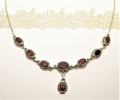 Beautiful silver carnelian bib necklace. Embrace a look of opulent elegance with this stunning vintage bijou. Sterling SILVER marked 925 CARNELIAN red gemstone Bib NECKLACE  vintage length: 17 1/4 inches, 44 cm A fine gift for life Classic Oval Jeweled Necklaces, Classic Oval Jeweled Necklace, Classic Oval Jewel Necklace, Elegant Garnet Necklace For Formal Occasions, Vintage Sterling Silver Necklace With Jewels, Classic Garnet Necklace For Formal Occasions, Formal Oval Costume Jewelry Necklace, Vintage Oval Gemstone Necklace, Formal Costume Jewelry Necklace With Cabochon