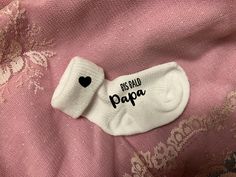 Announce your pregnancy with our cute sock! The surprise will definitely work well :) Choose who you want to surprise.. we are also open to individual suggestions! Grandma, grandpa, dad, aunt, godmother, uncle, godfather, great-grandfather, great-grandmother.... The sock is lovingly plotted with high-quality flex foil. important instructions: - it is a first time sock - Measure toe to heel approx. 8 cm - 100% cotton Newborn Mom, Mom And Grandma, See You Soon, Gender Neutral Baby Clothes, Cute Socks, Baby Socks, Godmother, Gender Neutral Baby, Baby Clothing