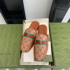 1. Complete and correct logo;2. If you have any questions, please feel free to contact customer service! I will always be there! Half Shoe, Gucci Watch, Versace Watch, Sheep Skin, Leather Slippers, Brand Story, Gucci Shoes, Watch Brands, New Woman