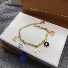 1:1 REPLICA JEWELRY   This product is of the best quality.  The production time is 3-5 working days.  Includes box, dust bag, care manual, booklet, card, bill of sale. Bill Of Sale, Replica Jewelry, Dust Bag, Charm Bracelet, Bracelet