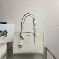 Oz - Fei Bags - 1475 Prada Top, Prada Re Edition, Medium Handbags, Prada Handbags, Bag Tags, Prada Bag, Satchel Bags, Leather Handle, Accessories Design