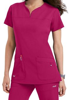 DISTINCTIVE AND DIFFERENTMake your job easier with the Grey's Anatomy Signature notch neck 2-Pocket scrub top! It has a four-way stretch fabric that's long on style and short on maintenance.  Detailed pockets have an extra slot just for pens, and our notched neckline and front and back yokes make this a standout in the office or on the floor.   Grey's Anatomy Signature Notch Neck 2 Pocket Scrub Tops  Notch neck  Front and back yokes  Fitted back  Two pockets  71% polyester/ 2... Áo Blu, Greys Anatomy Scrubs, Scrubs Uniform