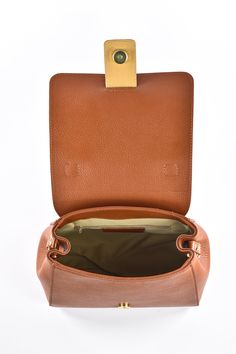 Borsa Madison in vera pelle Dollaro con tracolla Made in Italy e accessori oro chiaro. La parte interna è composta da uno scomparto principale con una tasca laterale con chiusura a zip e un'ulteriore tasca laterale nella parte anteriore. -Materiale esterno: Vera pelle Dollaro morbidissima -Materiale hardware: Acciaio colore oro chiaro -Materiale chiusura: Acciaio inossidabile -Materiale interno: Microfibra antistrappo -Materiale etichetta Voemièn interna: Vera pelle -Materiale manico: Vera pelle Elegant Rectangular Leather Backpack For On-the-go, Elegant Travel Backpack With Gold-tone Hardware, Office Pouch Bag With Detachable Strap, Leather Crossbody Backpack For Office, Luxury Pouch Shoulder Bag With Interior Card Slots, Office Pouch Box Bag With Gold-tone Hardware, Office Clutch Bag With Removable Pouch, Elegant Crossbody Backpack, Cognac Flap Shoulder Bag With Gold-tone Hardware