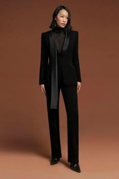 The blazer with unique lines and designs will contribute to exalting the glamorous and elegance. Dancer Lifestyle, Black Stallion, Woman Suit Fashion, Classy Work Outfits, Black Suit, Suit Style, Looks Chic, Breasted Blazer, Tropical Wedding