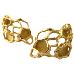 Gold Earclips by Swiss Designer Gubelin. The 18k 1 3/8" x 1" sculptural clip earrings in textured 18k yellow gold . These good-looking earrings hug the lobe and ride up slightly on the ear. Wearing gives the illusion of an instant lift! (well almost) We love the modernist elegance. 70's chic. 17g Diamond Band Rings, Sapphire And Diamond Band, Modernist Earrings, Aluminum Earrings, Tiffany Earrings, Gold Link Bracelet, Sapphire Band, Jasper Earrings, Mismatched Earrings