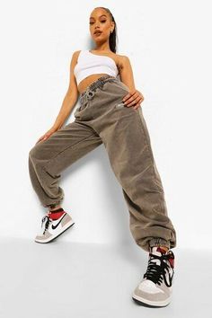 NWT Boohoo Jogger Pants Size: medium 100% cotton Waist: 26" Inseam: 30" Outseam: 40" Leg opening: 4.5" Front rise: 13.5" I combine shipping :) simply add items to your cart and request for an invoice with combined shipping Cute Sweat Outfits, Pants Photoshoot, Sweat Outfits, Sweatpants Collection, Joggers Grey, Soft Sweatpants, Women Jogger Pants, Athleisure Style, Winter Apparel