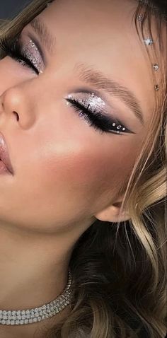 Silver Makeup Natural, Sliver Makeup, Pole Outfits, Metallic Smokey Eye, Silver Glitter Eye Makeup, Masquerade Makeup, Makeup Silver, Silver Eye Makeup