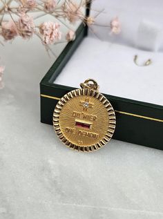 Vintage love (or feelings) medal, with a chiseled outline, bearing the famous inscription "Plus qu'hier moins que demain", in 18 carat yellow gold, with a diamond and two synthetic rubies. Signed Augis. This model is no longer manufactured today. Hallmarks present. Weight: 2.95 gr - Diameter: 18 mm Delivered with certificate invoice. Sending in a tracked and secure package. Return possible within 14 days. Do not hesitate to contact the store if necessary! Instagram: etoile_grenat_ Vintage Love, Halloween Shopping, Jewelry Necklace Pendant, Pendant Necklaces, Ruby, Accessory Gift, Jewelry Necklaces, Gift Card, Yellow Gold