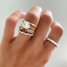 ¡Dile adiós a la indecisión con el Baguette Diamond Medley Stacker! Este exquisito anillo es perfecto para la mujer que no puede decidirse: elija diamantes redondos y baguette en una impresionante pieza de joyería. La banda está hecha de materiales de la más alta calidad y alterna diamantes baguette y redondos para lograr un hermoso efecto que combina estilos modernos y tradicionales. Siéntete seguro creando recuerdos con el Baguette Diamond Medley Stacker: ¡nunca más te preocupes por elegir entre estilos o tomas! Date un capricho con esta pieza de joyería versátil y de alta calidad diseñada para aportar un poco de brillo a tu vida.


 .74ctw Luxury Cubic Zirconia Stackable Wedding Rings, Luxury Cubic Zirconia Stackable Rings For Wedding, Luxury Lab Grown Diamond Baguette Cut Jewelry, Luxury Baguette Cut Lab Grown Diamond Jewelry, Luxury Lab Grown Diamond Jewelry In Baguette Cut, Radiant Cut Moissanite Jewelry With Baguette Diamonds, Fine Jewelry With Baguette Lab-grown Diamonds, Rose Gold Baguette Cut Diamond Wedding Ring, Fine Jewelry With Lab Grown Baguette Diamonds