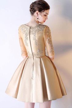 Cette magnifique robe de bal courte en satin à manches courtes et dentelle dorée est un choix élégant pour votre soirée spéciale. Confectionnée en satin luxueux, la robe présente de superbes manches courtes et des détails en dentelle dorée pour vous donner un look époustouflant. Parfaite pour les bals de fin d'année et les retours à la maison, vous serez absolument magnifique.

 Détail de l'article

 Tissu : Satin
 Silhouette : A-ligne
 Manches : Manches courtes
 Couleur : comme sur l'image, co Cute Homecoming Dresses Short, Prom Dress Gold, Dress Short Prom, Homecoming Dress Short, Cute Homecoming Dresses, 60's Dress, Dress Homecoming, Satin Short, Lace Homecoming Dresses