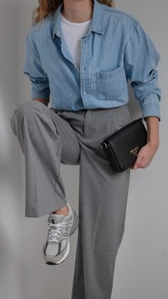 Kemeja Denim, Grey Pants Outfit, Casual Chic Outfits, Skandinavian Fashion, Korean Casual Outfits, Everyday Fashion Outfits, Casual Day Outfits, Stylish Work Outfits