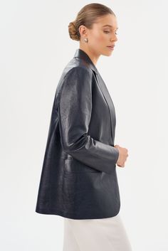 Laissez-vous séduire par l'élégance intemporelle du blazer en cuir QUIRINA, un ajout essentiel à toute garde-robe distinguée. Conçu avec un col à pointe et orné de poches à rabat classiques, ce blazer dégage sophistication et polyvalence. Sa construction non doublée garantit une sensation de légèreté, idéale pour traverser les saisons de transition avec aisance. Associez-le facilement avec un jean et un tee-shirt pour un ensemble discret mais chic, ou adoptez une allure professionnelle raffinée Lapel Design, Feather Light, Leather Blazer, Swim Accessories, Classic Flap, Skirt Pants, Flap Pocket, Short Pants, Dress Accessories