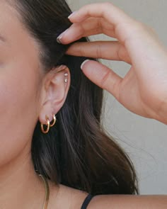 #jewelry #goldjewelry #hoops #hoopearrings #smallhoops #goldhoopearrings #affordablejewelry Small Ear Ear Piercings, Dainty Piercings Ears Minimalist Jewelry, Two Piercings Ear Hoop, Two Hoops Earrings, Simple Ear Piercings Classy, Minimalist Piercings Ear, Ear Piercing Both Ears, Earrings Both Ears, Ideas Para Piercings En La Oreja