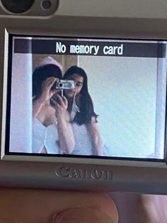 a person holding up a camera to take a picture with the caption'no memory card '