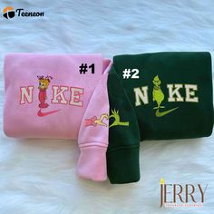 Cindy Lou And Grinch Couple Christmas Nike Embroidered Sweatshirts - Teeneon Christmas Matching Sweaters, Grinch Nike Hoodie, Grinch Sweatshirt Ideas, Embroidered Clothes Ideas, Grinch Outfit, Sweatshirts Ideas, Christmas Nike, Christmas Sweatshirt Ideas, Bff Matching Outfits