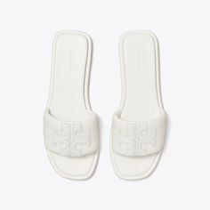 The classic sport slide, streamlined and refined. A trim band, padded in soft leather. A slim cushioned sole for comfort and flexibility. Finished with a Double T, stitched and framed in leather. Tory Burch Sandals White, Classy Slides, White Tory Burch Sandals, Tory Burch Slides, Sandal Slides, Soft Sandals, Lake Girl, Shoe Wishlist, Tory Burch Sandals