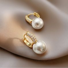 Boucles d'oreilles Hooply Pearl pour les femmes qui n'ont pas peur de l'attention


 style: boucles d'oreilles créoles de perles


 Taille (Longueur * Largeur): 37mm * 26mm


 Forme \ motif : rond


 Type de perle : Perle simulée


 Type de métaux : alliage de zinc


 Matériel: PERLE Luxury Pearl Clip-on Earrings In Elegant Style, Luxury Elegant Pearl Clip-on Earrings, Trendy Hoop Earrings With Pearl Drop, Trendy Pearl Earrings For Pierced Ears, Single Hoop Pearl Earring For Parties, Trendy Single Hoop Pearl Earring, Trendy White Hoop Earrings With Pearl Drop, Party Hoop Earrings With Pearl Charm, Pearl White Hoop Earrings For Party