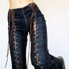 Lace Up Jeans, Pants Diy, Lace Up Pants, Coyote Ugly, Mode Editorials, Diy Vetement, 2000s Vintage, Swaggy Outfits, Mode Inspo