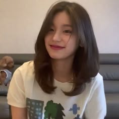 Yeji Layered Hair, Yeji Short Hair Itzy, Yeji Itzy Haircut, Female Idols With Short Hair, Medium Korean Haircut For Women, Korean Layered Short Hair, Haircut Ideas For Short Hair Layers, Short Oval Layered Haircut, Kpop Medium Hair