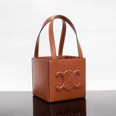 TRIOMPHE logo embossed calfskin cube handbag
6 X 6 X 6 inches (15 X 15 X 15 cm)
TRIOMPHE CANVAS calfskin
Calfskin nubuck lining
portable
Leather handles are 7 inches (18 cm) long High-end Leather Bucket Box Bag, Luxury Square Bucket Bag For Formal Occasions, Luxury Square Bucket Bag, Luxury Cognac Rectangular Bucket Bag, Luxury Square Bucket Bag For Evening, Luxury Rectangular Cognac Bucket Bag, Leather Square Box Bag With Original Box, Luxury Rectangular Calf Leather Bucket Bag, Luxury Square Leather Box Bag