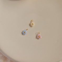 A single charm made with colorful beads. It's removable and interchangeable with any of the earrings from our Build Your Own Earring collection:  https://www.etsy.com/ca/shop/PrettyPearlfect/?section_id=37577451   Details Charm measures around 6mm. The price is for ONE piece. 14k gold filled/sterling silver hardware. Warranty We do understand that handmade jewelry can be delicate, that's why we are offering a 30-day warranty for your purchase. If your item has a manufacturing defect or broken du Daisy Pendant, Japanese Beads, Freshwater Pearl Jewelry, Earring Collection, Earring Charms, Daisy Earrings, White Jewelry, Flower Charm, Earrings Collection