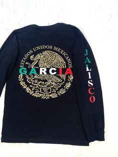 Playera mexicana personalizada, con nombre en medio y el estado de tu elección en las mangas. Si gustas se puede cambiar y agregar el nombre en la manga y el estado en medio si decides hacerlo, escríbalo en las notas que  nombre y estado ASEGÚRESE DE SER MUY CLARO EN CÓMO LO QUIERE.  Cualquier pregunta no dudes en mandar mensaje.                         NO HAY DEVOLUCIONES NI CAMBIOS EN ARTÍCULOS PERSONALIZADOS Mexican custom shirt, with name in the middle and the state of your choice on the sle The State, Bunny Valentines, Mexican T Shirts, No Dudes, Custom Shirt, Custom Shirts, The Middle, Gender Neutral, Bathing Beauties