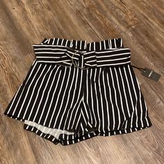 Brand: Forever 21 Size: M Features: Stretchy; Belt Nwt Forever 21 Black Summer Bottoms, Peach Shorts, Chiffon Shorts, Satin Shorts, Pinstripe Dress, Corduroy Shorts, Dress Shorts, High Waisted Jean Shorts, Belted Shorts