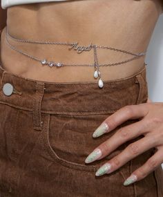 Matériaux : laiton plaqué platine, perle de coquillage, zircone cubique
 
 Mesures : 550 mm/21,7" de longueur, 470 mm/18,5" de longueur d'extension
 Abbey Jayde x En Route Adjustable Silver Waist Chain As Gift, Adjustable Silver Waist Chain For Gift, Elegant Silver Clavicle Chain Body Jewelry, Dainty Silver Adjustable Waist Chain, Dainty Adjustable Silver Waist Chain, Silver Clavicle Chain Body Jewelry For Gift, Silver Dainty Adjustable Waist Chain, Adjustable Silver Dainty Waist Chain, Trendy Silver Jewelry With Pearl Charm