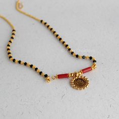 Handmade Mangalsutra Designs, Karimani Chain Designs, Mangalsutra Simple, Short Mangalsutra, Mangalsutra Design, Neck Pieces Jewelry, Black Beads Mangalsutra, Black Beads Mangalsutra Design, Golden Beads