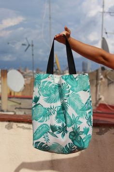 Bolso de señora hecho de tela con estampado floral. Ligero, conveniente para su uso en entornos urbanos, así como cuando se viaja. Se pliega fácilmente y no ocupa mucho espacio en su maleta. Al comprar una bolsa, doy una pequeña caja de monedas triangular en la que se pueden doblar llaves y monedas. La caja de monedas viene con una correa larga que puede estar tanto dentro de la bolsa como fuera. La caja de monedas también se puede usar en la mano, lo que lo hace muy conveniente. Bolso de mujer Everyday Green Shoulder Bag With Floral Print, Green Floral Print Beach Bag, Everyday Green Floral Print Shoulder Bag, Summer Large Capacity Green Canvas Bag, Green Canvas Tote Bag For Shopping, Green Tote Canvas Bag For Shopping, Green Canvas Tote Bag For Vacation, Green Floral Print Tote Bag, Summer Floral Print Canvas Bag