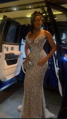 Luxury Cars For Prom, Md Prom Dresses, Classy Prom Dresses Black Women, Silver Gala Dress, Prom Location Ideas, Prom Dresses Black Women Black, White Gold Prom Dress, Pagent Outfit Ideas, Strapless Prom Dress Black Women