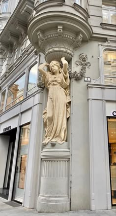 a statue on the side of a building