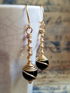 Greek Antiquity, Wire Jewelry Earrings, Twist Earrings, Wire Jewelery, Wire Wrap Jewelry Designs, Wire Wrapped Jewelry Diy, Wire Jewelry Making, Wire Jewelry Designs, Diy Wire Jewelry