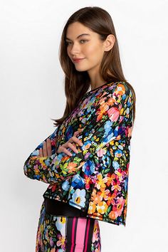 Adorned with bursting floral blooms, the Wild Bloom Long Sleeve Step Hem Tee offers an extra layer of warmth to your gym ensemble. Featuring a high rounded neckline and a fitted silhouette, this long sleeve tee is an easy layer that won't get in the way of your workout. Pair with classic leggings and a comfortable sports bra for a workout-ready look. Johnny Was Women's Bee Active Long Sleeve Step Hem T-Shirt With Keyholes in Wild Bloom Pink, Size XS, Floral Printed Stretch Tops For Workout, Floral Print Relaxed Fit Tops For Loungewear, Spring Printed Tops For Loungewear, Printed Tops For Loungewear In Spring, Printed Tops For Spring Loungewear, Spring Graphic Print Relaxed Fit Activewear, Floral Print Crew Neck Top For Loungewear, Multicolor Athleisure Tops For Loungewear, Spring Workout Tops With Relaxed Fit