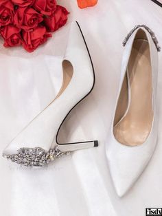 Fisdy - Elegant Rhinestone Embellished Heeled Bridal Pumps for Women - Perfect Wedding Shoes Style Elegant Chic, Fall Toes, Bridal Pumps, Pointed Shoes, Perfect Wedding Shoes, Wedding Pumps, Bridal Heels, Evening Wedding, Wedding Heels