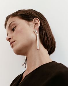 Disponible en argent sterling avec un dessus en onyx.
 Mesure 3-1/2" de long
 Poteau en argent sterling
 Fait à la main à New York
 L’expédition de ce style peut prendre 2 à 4 semaines.

 Également disponible dans une version plus courte : Boucles d'oreilles courtes Ellsworth Stunning Earrings, Pearl Chain, Pendant Bracelet, Pearl Studs, Elegant Earrings, Unique Charms, Silver Hoops, Silver Hoop Earrings, Chain Pendants