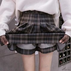 Cozy Skirt for Winter Evenings Mid Calf Skirt, Winter Wardrobe Essentials, Pleated Skirt Short, Winter Chic, Half Skirt, Winter Skirt, Plaid Fashion, Winter Looks, Skirt Pattern