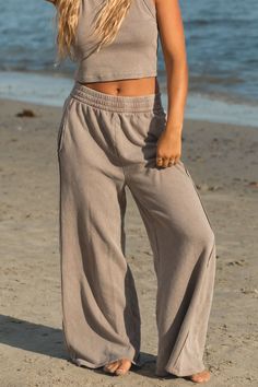 Relaxed Cotton Bottoms For Vacation, Sporty Mid-rise Bottoms For Loungewear, Relaxed Cotton Beach Bottoms, Cotton Pants For Beach Season, Relaxed Cotton Bottoms With Elastic Waistband, Mid-rise Lounge Pants With Ribbed Waistband, Comfortable Cotton Bottoms For Vacation, Casual Beach Pants For Leisure, Leisure Cotton Pants For Beach Season