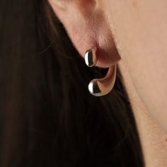 A sterling silver pair of earrings. They come in a shorter or longer version. The pin passes through a soft material to secure the piece on your ear. Ένα ζευγάρι σκουλαρίκια από ασήμι 925. Διαθέσιμα σε μακριά και σε κοντή έκδοση. Το καρφί περνά μέσα από ένα μαλακό υλικό ώστε να ασφαλίσει το σκουλαρίκι στο αυτί σας. Come In, Jewelry Workshop, Pretty Earrings, Modern Earrings, Earrings Dangle, Sterling Silber, Jewelry Earrings Dangle, Unique Pieces, Dangle Drop Earrings