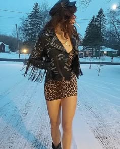 80s Rock Fashion Women, Rocker Chick Outfit, 80s Rock Fashion, Model Off Duty Style, Metal Outfit, Rock Star Outfit, 80s Outfit, Animal Print Fashion