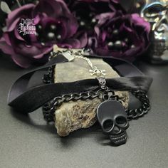 Black Skull Layered Choker Alternative Style Halloween Jewelry As A Gift, Edgy Jewelry For Halloween Gift, Gothic Adjustable Jewelry For Alternative Fashion, Punk Skull Jewelry For Halloween, Punk Style Skull Jewelry For Halloween, Edgy Metal Jewelry With Skull Print, Gothic Jewelry With Skull Print For Gift, Alternative Style Jewelry For Halloween Party, Alternative Style Halloween Party Jewelry