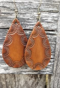 Shades of warm caramel are surrounded by an intricate Southwestern design that makes these earrings pop. Crafted from premium veg-tanned leather, these earrings are dyed by hand making them a truly unique, one-of-a-kind pair.  All leather earrings are conditioned with beeswax, which keeps the leather supple and water resistant (as seen in video). Edges and backs are finished, as well. Please remember that time and wear ages leather beautifully, transforming your pieces into truly personalized je Leather Diy Earrings, Adjustable Brown Teardrop Earrings Nickel Free, Leather Craft Patterns Free Printable, Leather Earrings Ideas, Tooled Leather Earrings, Diy En Cuir, Handmade Leather Jewelry, Diy Leather Earrings, Tandy Leather