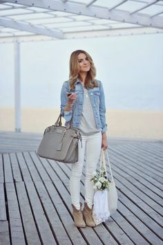 Katarzyna Tusk looks ultra casual here in a cute denim jacket and a pair of classic white skinny jeans. Nude and neutral accessories are the perfect match to this cute and easy spring look! Jacket/Jeans: Mango, Boots: Zara, Top: GAP. Off Duty Outfits, White Jeans Outfit, Outfit Formulas, Mode Casual, Business Outfit, White Pants, Fall Winter Outfits