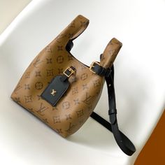 Mini handbag bucket bag LV Prefall 2023 Korea Seoul Frefall 23 big show Monogram Reverse canvas.

Dimensions: 17x17x7cm Prefall 2023, Louis Vuitton Yayoi Kusama, Reverse Canvas, Louis Vuitton Capucines, Korea Seoul, Large Cosmetic Bag, Lv Purse, Bucket Handbags, Medium Handbags