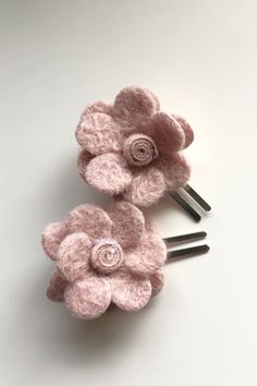 These cute clips are perfect alone or in a pair. The flower is felted wool and the clips is a strong two prong clip that will work in even the smallest amount of hair.  Each flower is 4cm wide. Choose from a variety of colours. Mix and match.  Felt Flower Clip. Flower Hair Clip. Felt Clip. Baby Hair Clip. Rose Hair Clip. Felt Hair Flower. Accessory for Girls. Toddler Hair Clip,Newborn baby headband, purple pink gold glitter felt rose flower on nylon hair clip, custom, baby, girl, gift, hospital, Flower Girl Hair Clip, Hair Clips Flower, Felt Rose, Felt Hair Accessories, Cute Clips, Easter Hair Bows, Rose Hair Clip, Flower Girl Hair, Pigtail Bows