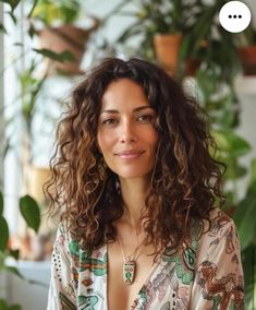 Curly Hair One Length, Witchy Hairstyles Curly, Curly Boho Hairstyle, Mid Length Curly Hair Styles, Natural Waves Hairstyles, Mid Curly Hair, Curly Mid Length Hair, Mid Length Curly Haircuts, Curly Haircut Inspiration