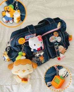 Pin Bag Aesthetic, Pin Bags Ideas, Cute Purses Aesthetic, Bag Inspo Aesthetic, Keychain On Bag, Bag With Pins, My Bag Aesthetic, Pins On Bag, Cute Bag Charms