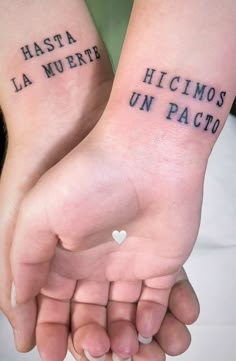 two people are holding hands with tattoos on their arms that say, hashta la muerte, hicimos un paco